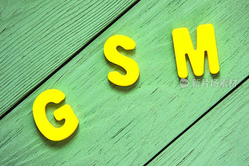 GSM -首字母缩略词是内衬字母的字母表在木制绿色背景